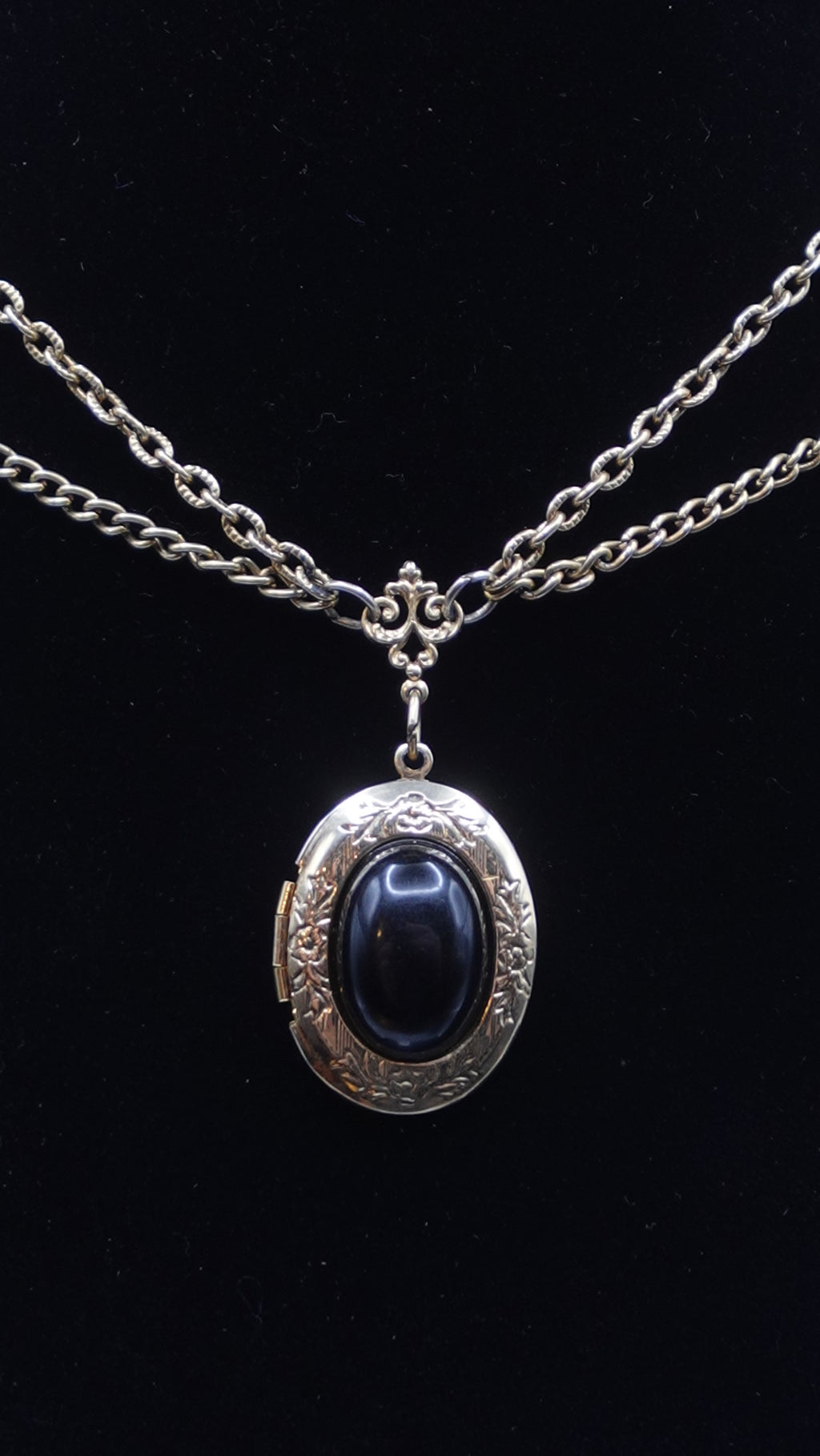 Vintage Discontinued 1928 Gold Tone Oval Locket Necklace Pendant