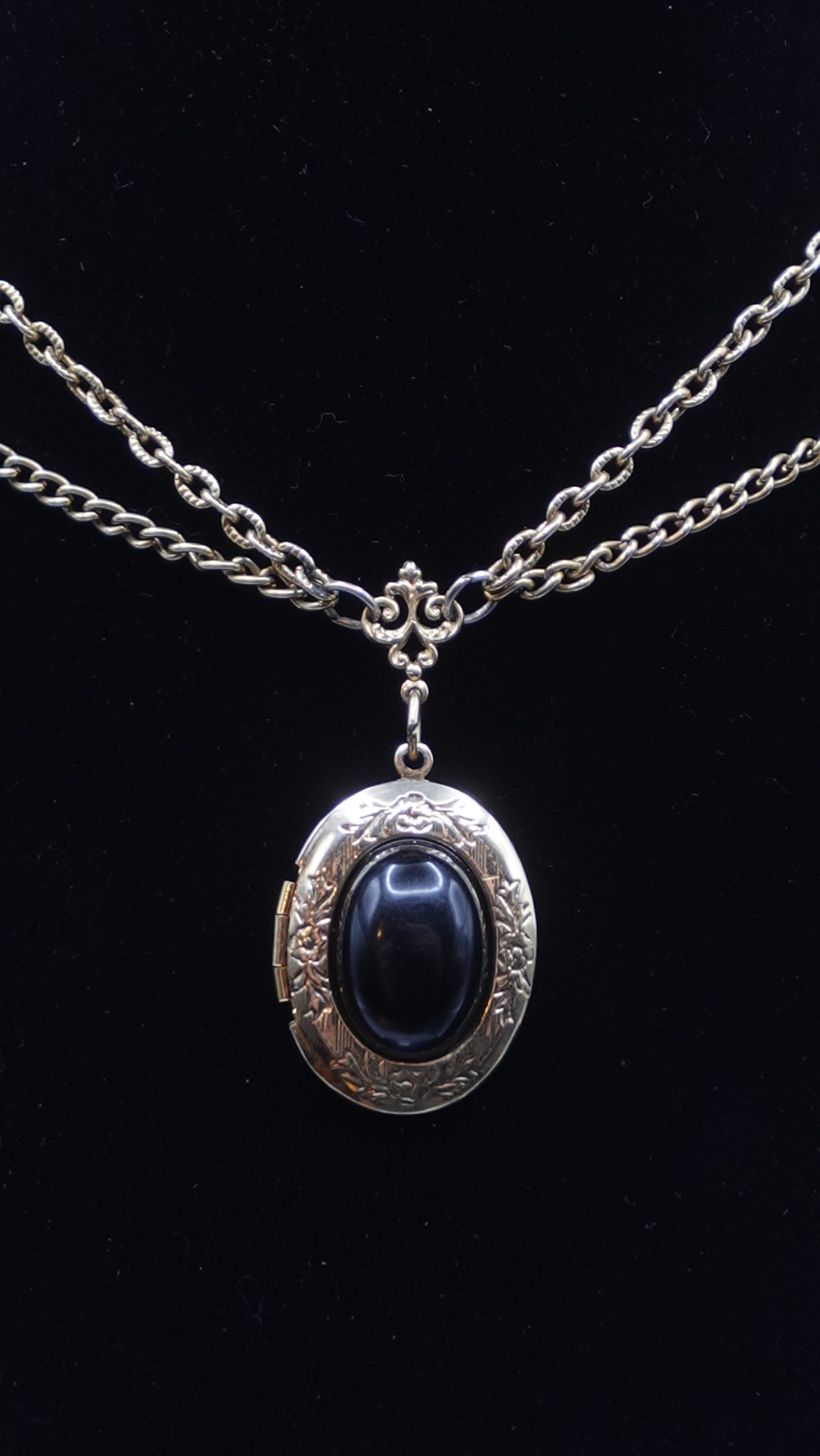 Vintage Discontinued 1928 Gold Tone Oval Locket Necklace Pendant