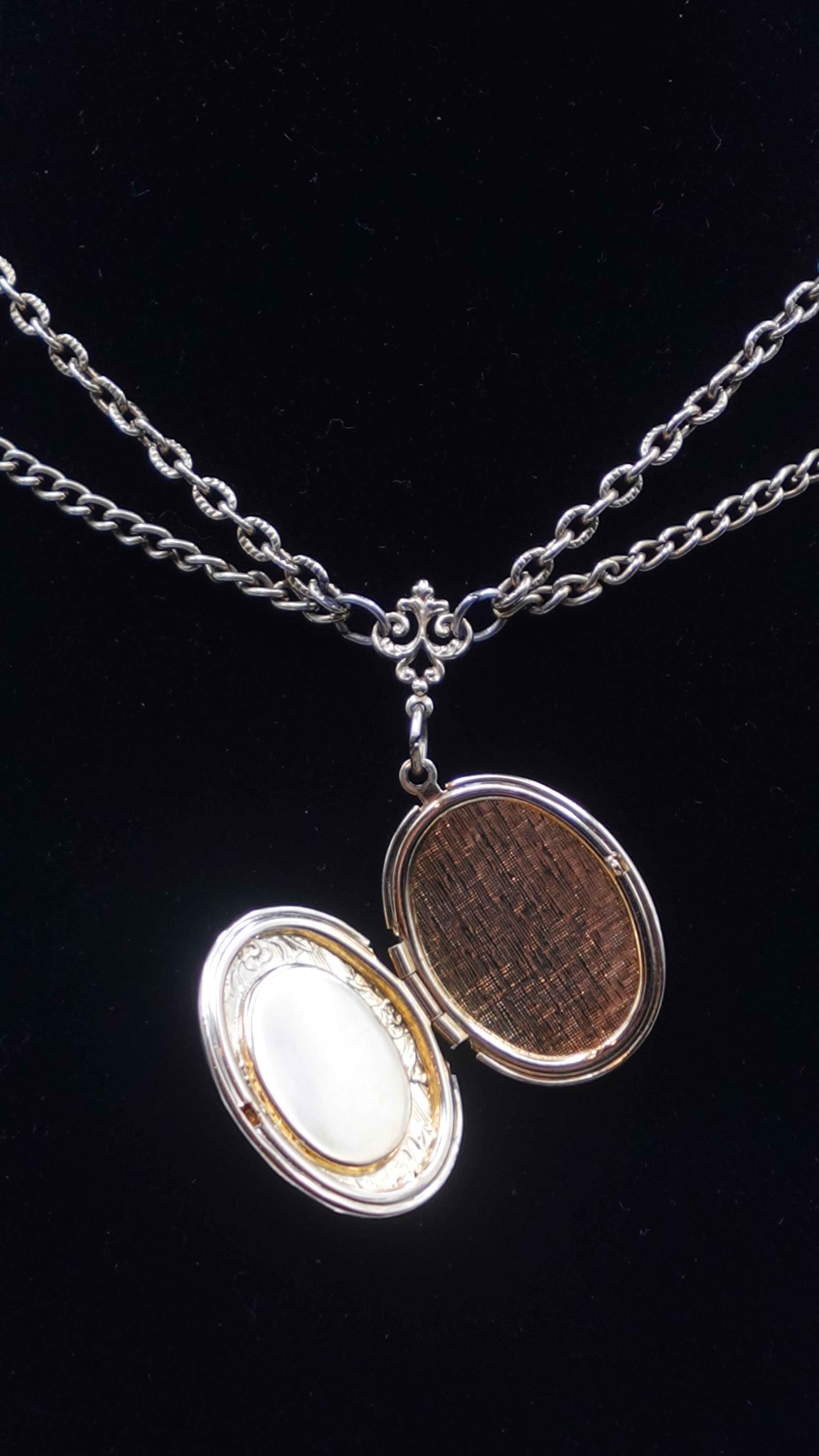 Vintage Discontinued 1928 Gold Tone Oval Locket Necklace Pendant