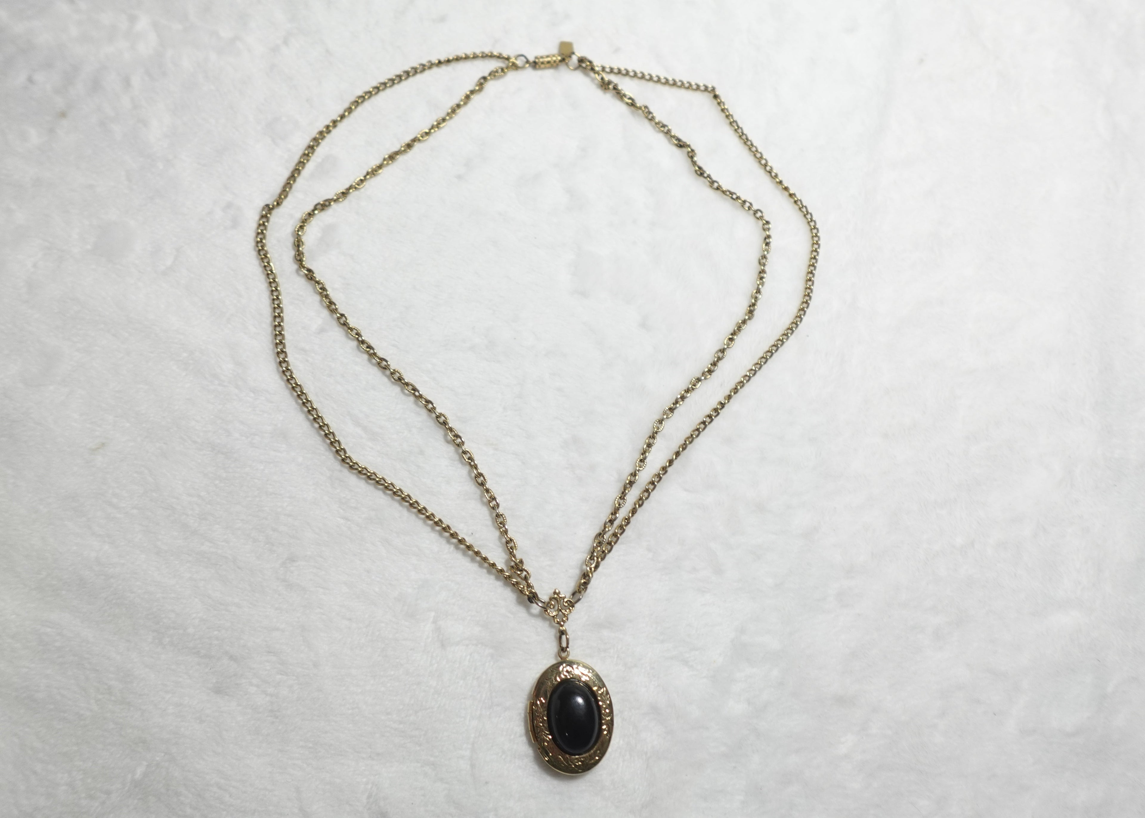 Vintage Discontinued 1928 Gold Tone Oval Locket Necklace Pendant