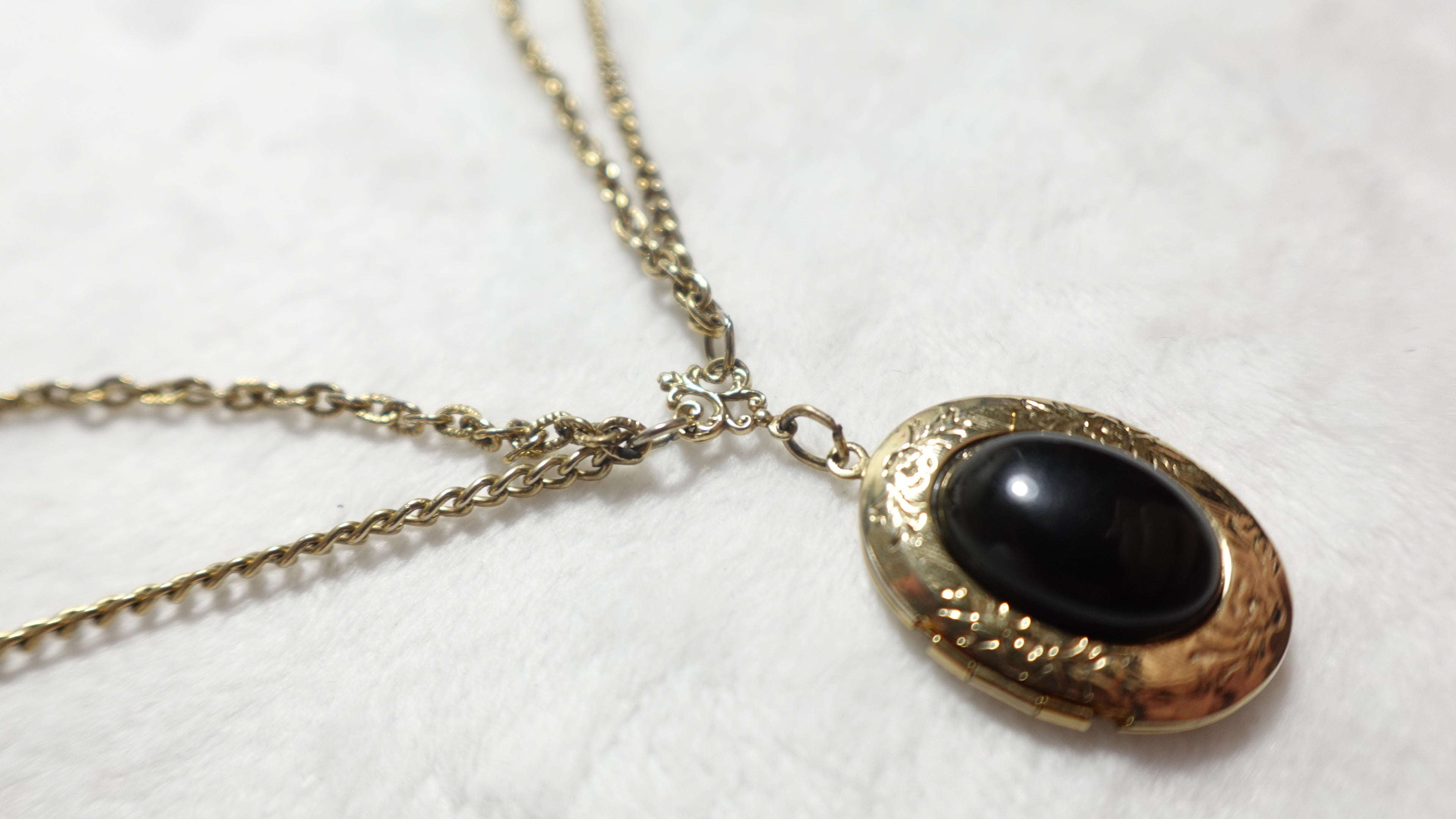 Vintage Discontinued 1928 Gold Tone Oval Locket Necklace Pendant