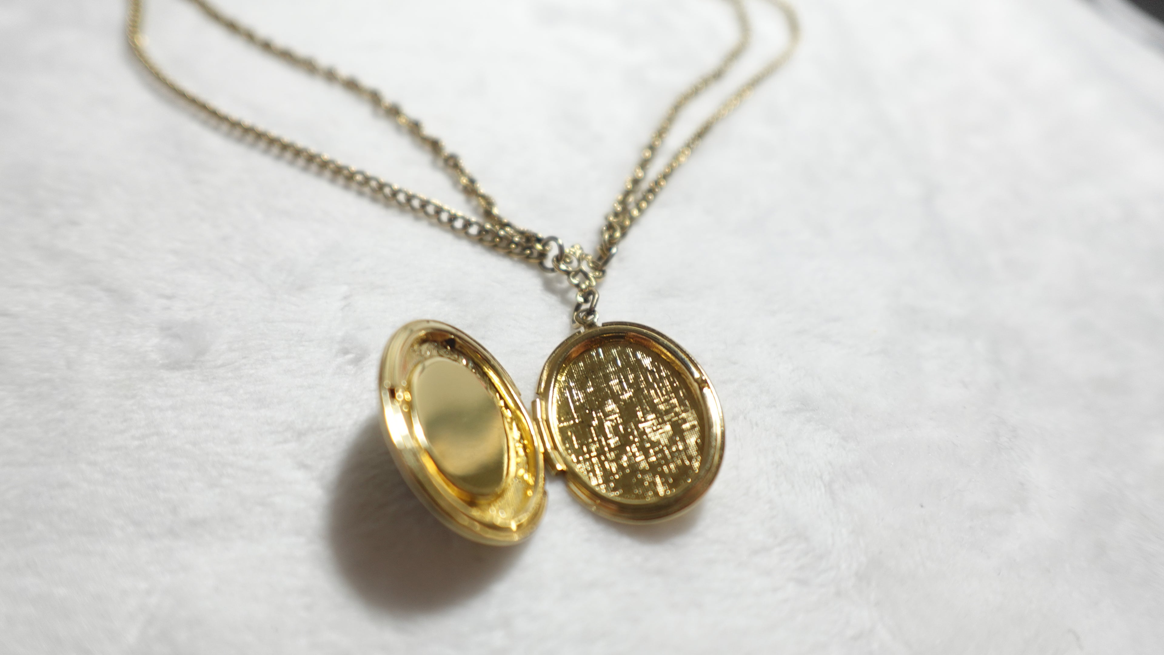 Vintage Discontinued 1928 Gold Tone Oval Locket Necklace Pendant